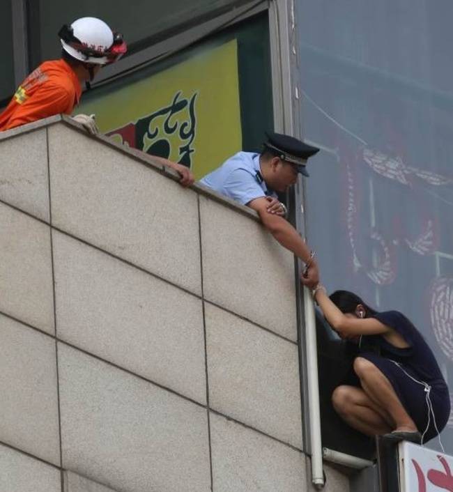 This police officer who stopped a woman from committing suicide by handcuffing himself to her