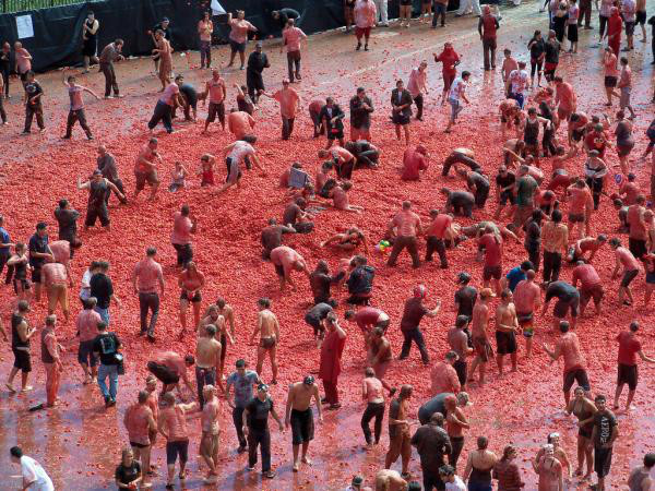 La Tomatina:
A huge tomato fight that takes place on the last Wednesday of August in Buñol, Spain. The festival uses around 40 metric tons of tomatoes and the main rules are: tomatoes must be squished first to avoid injury and there is no ripping off t-shirts (boo).