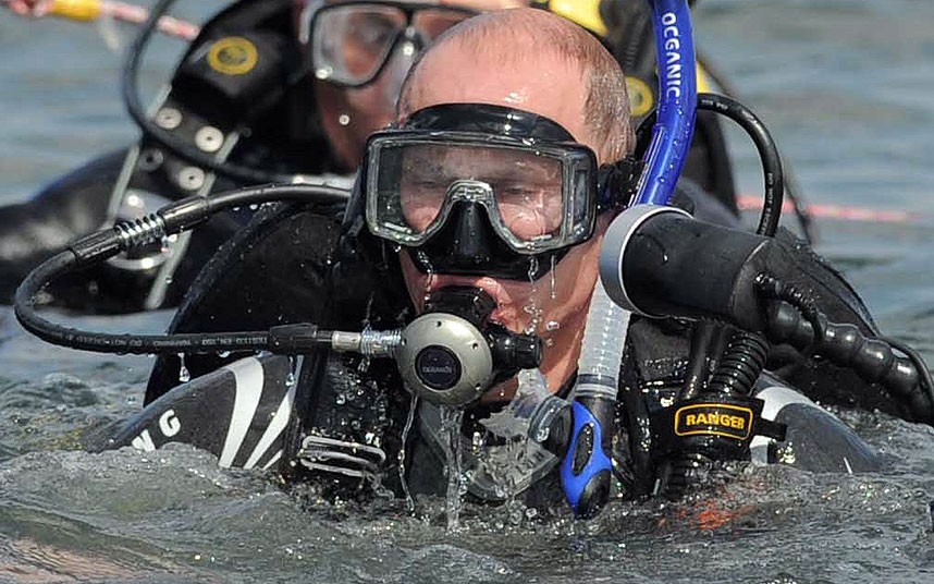 Putin scuba-diving