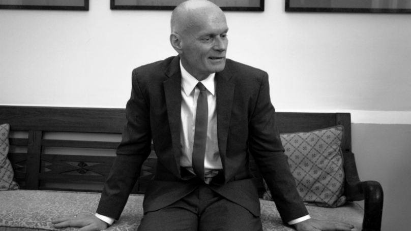 Nick Yarris black and white photo in a suit and tie, in court to try and clear his name