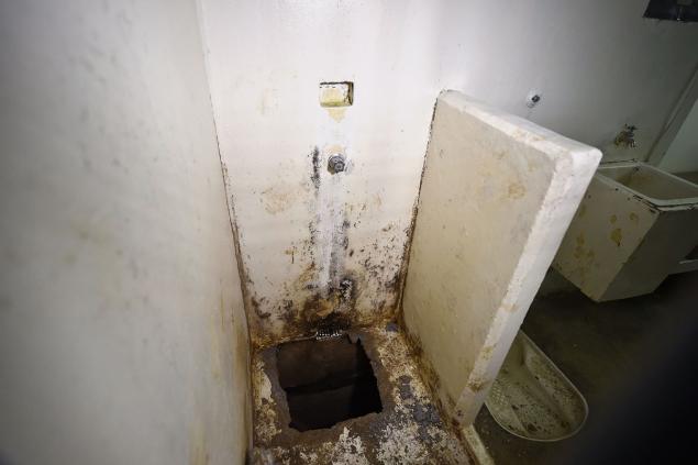 His second escape from jail was insanely well planned out. Escaping from a whole in the shower of his cell, he exited the prison in a tunnel which was constructed thirty feet underground. The tunnel took one year to construct and was equipt with lighting and air-conditioning.