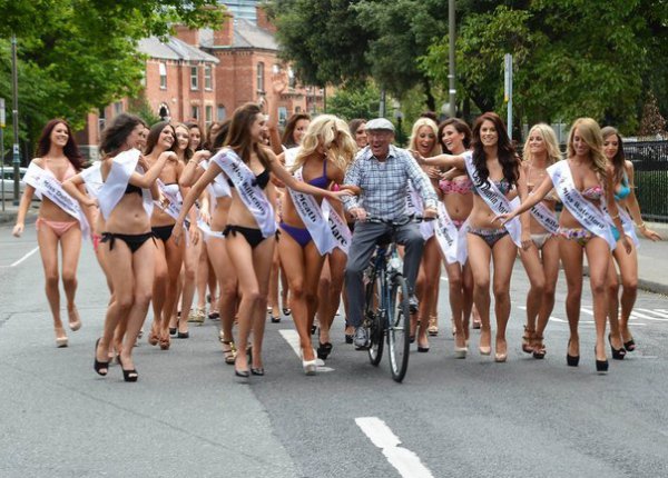 old man surrounded by women - Death are