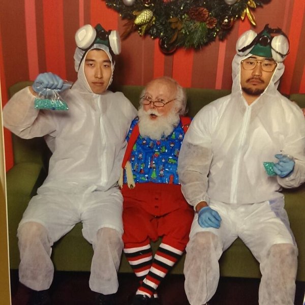 18 Of The Most WTF Christmas Photos Taken On Santa's Lap