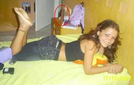 21 Funny Selfies that Prove Why You Should Check Your Surroundings