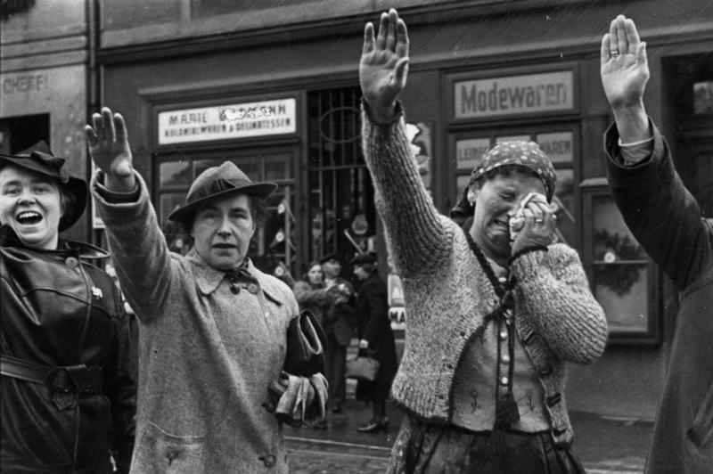 The vastly different reactions of Czechoslovakian citizens in Sudeten greeting German soldiers as they march past them in 1938.