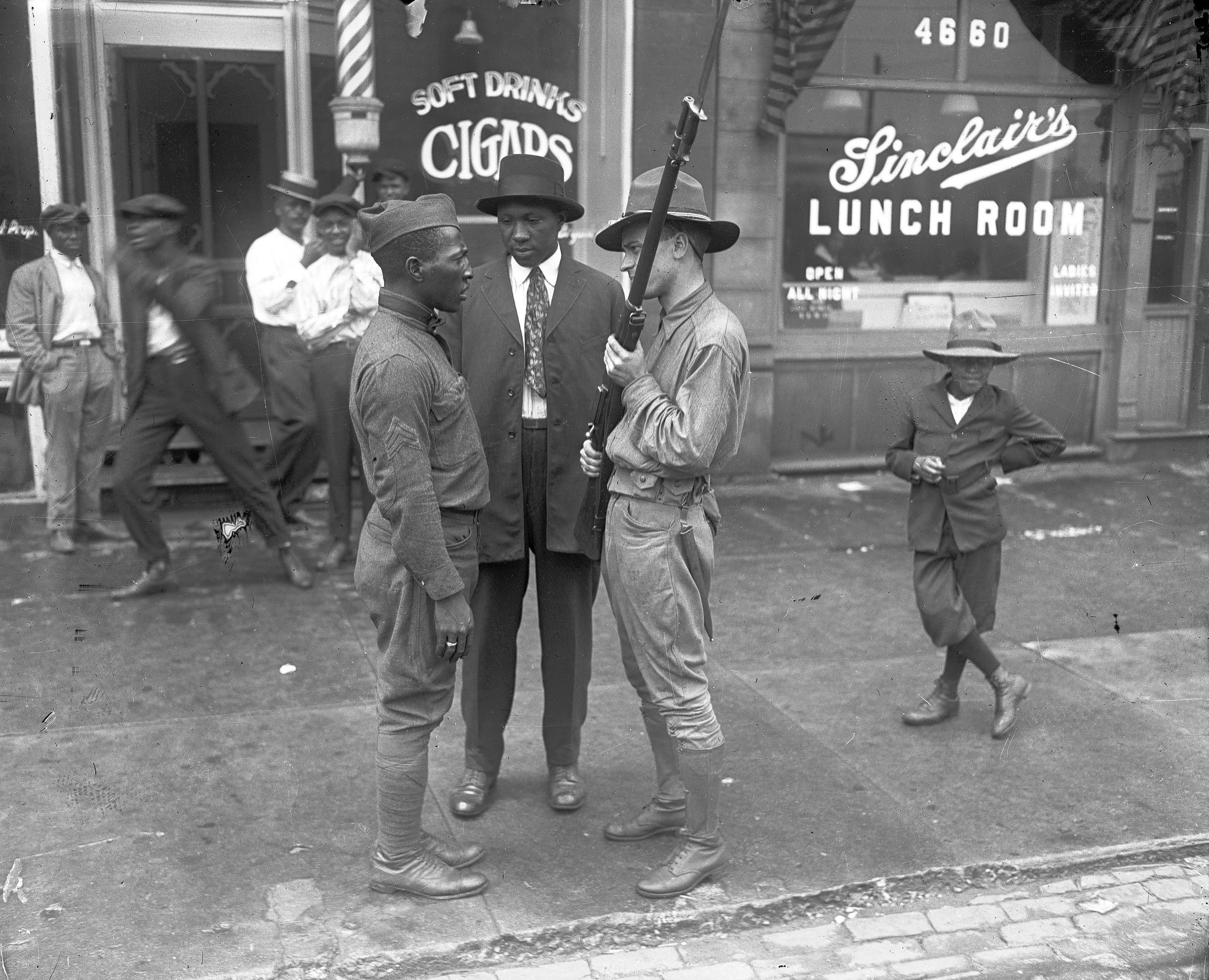 A white active soldier sent in to quell the race riots in Chicago, US in 1919 is confronted by a black former WWI soldier. The riots lasted a week and left 38 people dead (23 black and 15 white), and around 500 more injured as the city was completely divided. Thousands of homes were burned, mostly of black families, and tons of cars and shops destroyed. Former army members were deputized but it took over 4 days for the mayor to finally call in the national guard to put down the rioting.