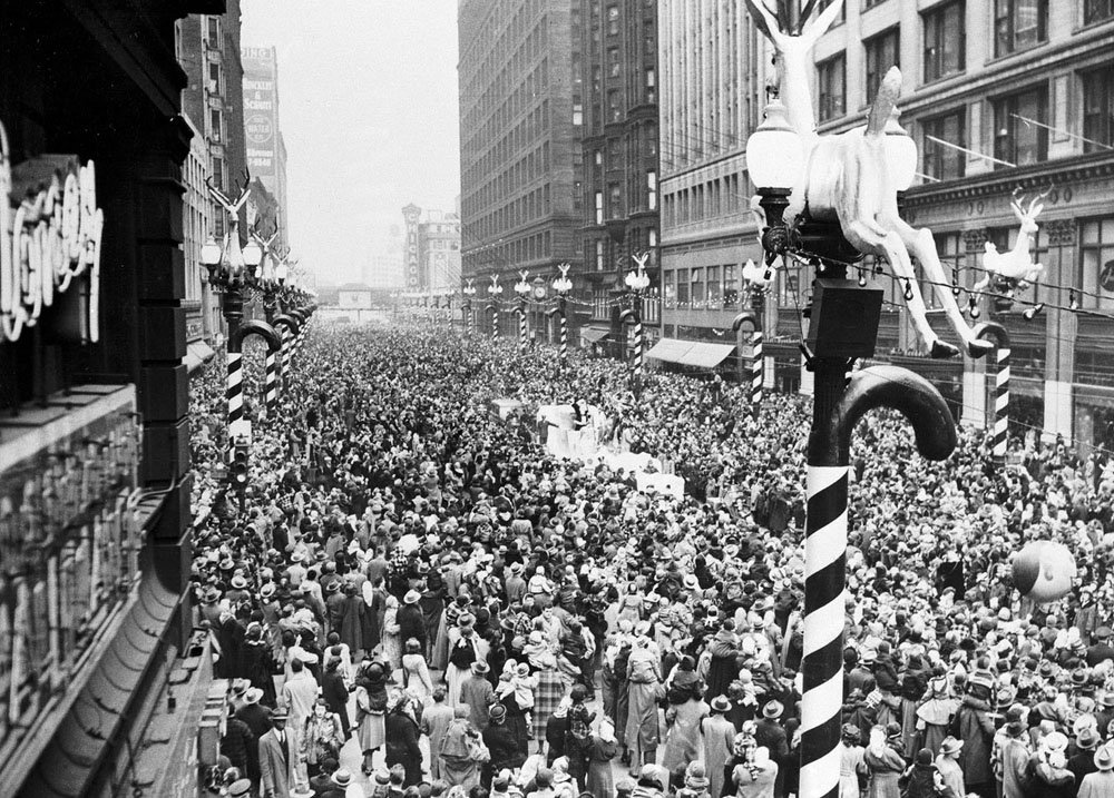 One of the largest crowds ever seen here filled State Street from sidewalk to sidewalk when Santa Claus arrived here today. An estimated half-million children and parents welcomed St. Nick.