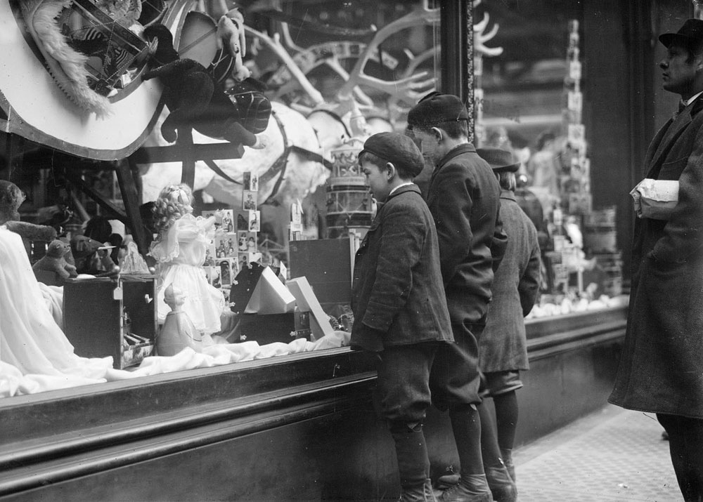 Children looking at Xmas toys in shop window.