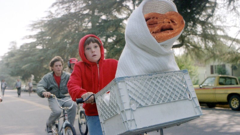 This Cinnamon Roll Looks So Much Like E.T. That It Inspired An Epic Photoshop Battle