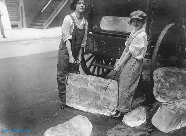 Two women delivering ice - 1922