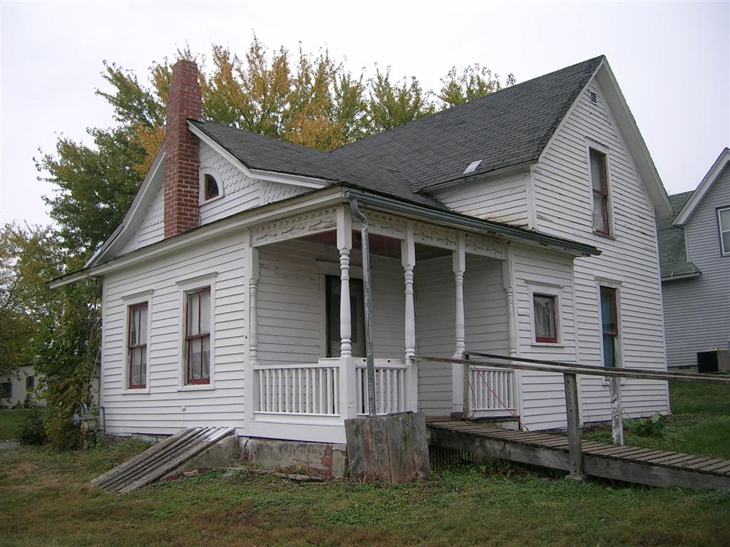 10. Villisca Ax Murder House, Villisca, Iowa - In 1912, eight people, including children were murdered in this house and the assailants were never caught. People visiting the home have heard children screaming and telling each other to hide as well as hearing footsteps, slams, and shouts from the darkness of certain rooms. 