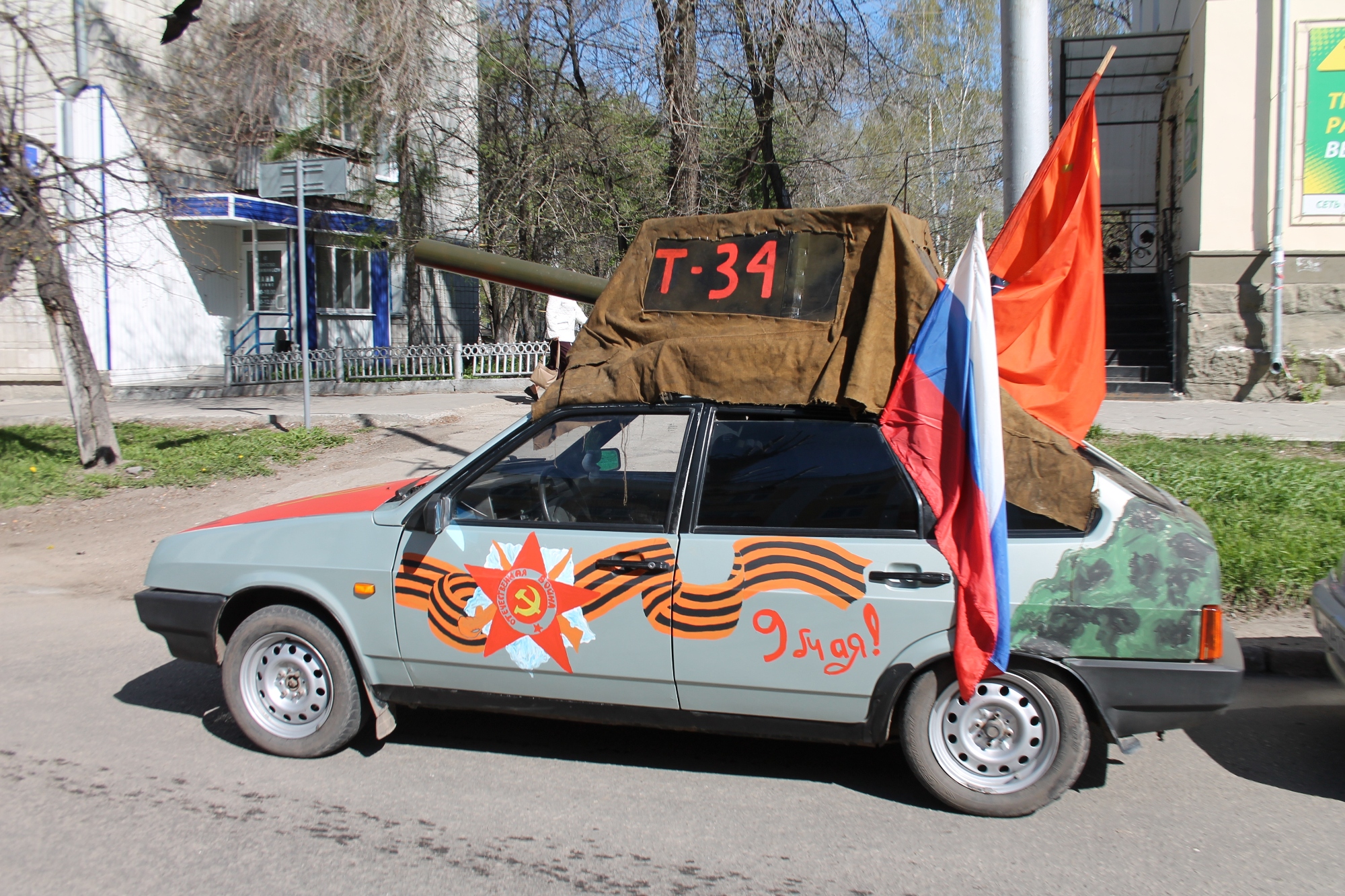 Funny Russians tuning their Cars to Celebrate Victory in World War II