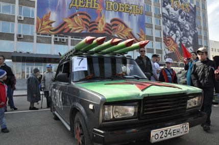 Funny Russians tuning their Cars to Celebrate Victory in World War II