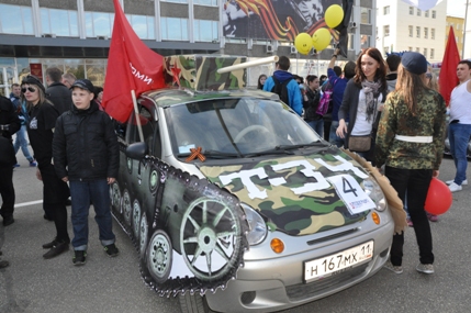 Funny Russians tuning their Cars to Celebrate Victory in World War II