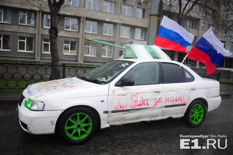 Funny Russians tuning their Cars to Celebrate Victory in World War II