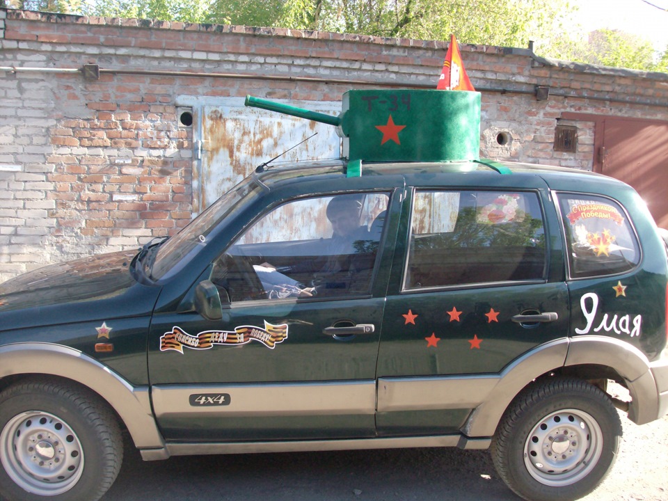 Funny Russians tuning their Cars to Celebrate Victory in World War II