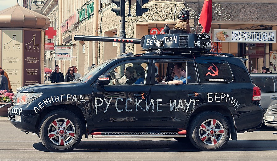 Funny Russians tuning their Cars to Celebrate Victory in World War II