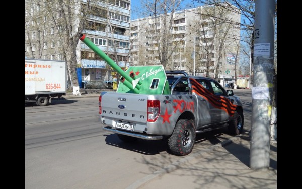 Funny Russians tuning their Cars to Celebrate Victory in World War II