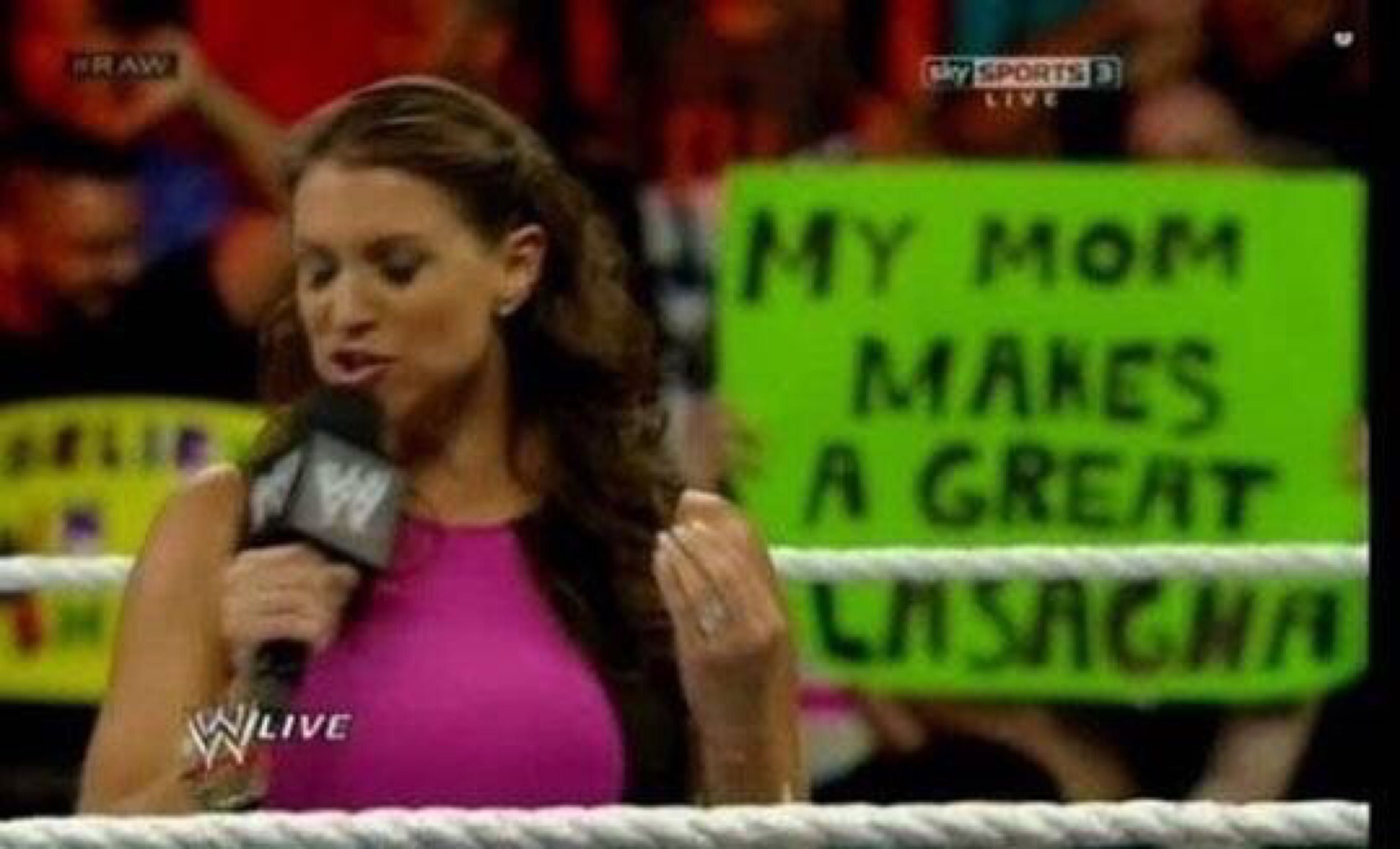 funny wrestling signs - AA2 Uy Sporis My Mom Makes A Great Lasagna Wlive