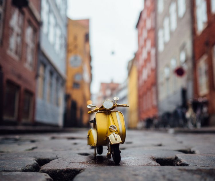 Travelling Cars: Photographer Goes on Exciting Mini Adventures With Tiny Toy Cars