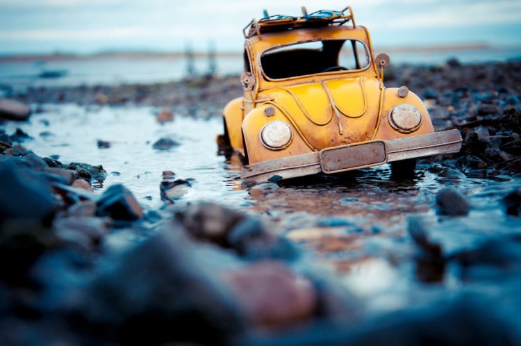 Travelling Cars: Photographer Goes on Exciting Mini Adventures With Tiny Toy Cars