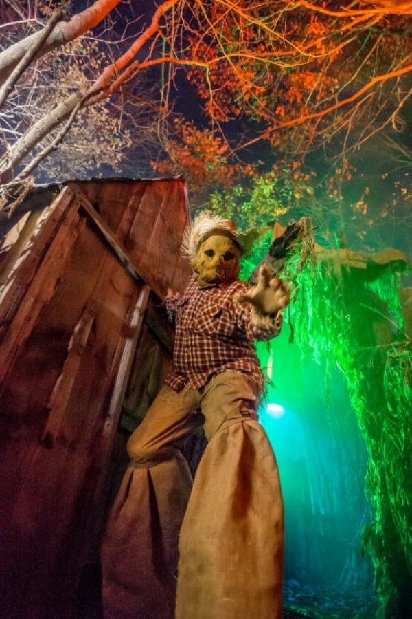 4 scariest Haunted Houses: week one (90 Photos)
