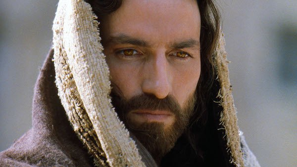The Passion of the Christ
Moving out of the Horror genre, some other mainstream films were cursed as well. In this instance, it’s not so much supernatural elements, but perhaps something bigger than that.
Jim Caviezel, the man who played Jesus, admits this was one of the worst shoots he’d been on. During the scene where he’s filming the sermon on the mount and the crucifixion scene, he was stuck my lighting, as well an assistant director.
As well, while filming the scene on the cross, he actually did dislocate his shoulder, got hypothermia, a lung infection and pneumonia, as well as painful skin infections from all the makeup used to depict a battered Jesus.