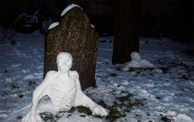 It’s the first time we’ve seen a zombie looking snowman, literally crawling out of a real grave at a cemetery and we wonder who had this great creepy idea. The ribs on the one zombie snowman are awesome, as is the way he seems to be directly looking at the camera.