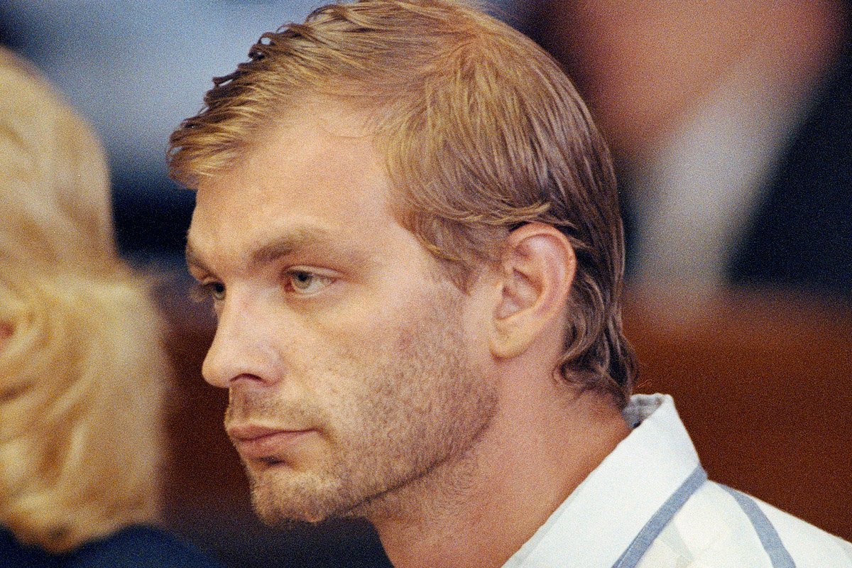 3. Jeffrey Dahmer
Jeffery Dahmer was a cannibal who was engaged in necrophilia. He committed his first murder at the tender age of 18. But at the same time there was no evidence against him. His neighbors reported strange smell from his apartment. He stored various corpses in acid filled jars and also kept skulls in his closet. He was sentenced to 15 life terms which count to 937 years in prison.