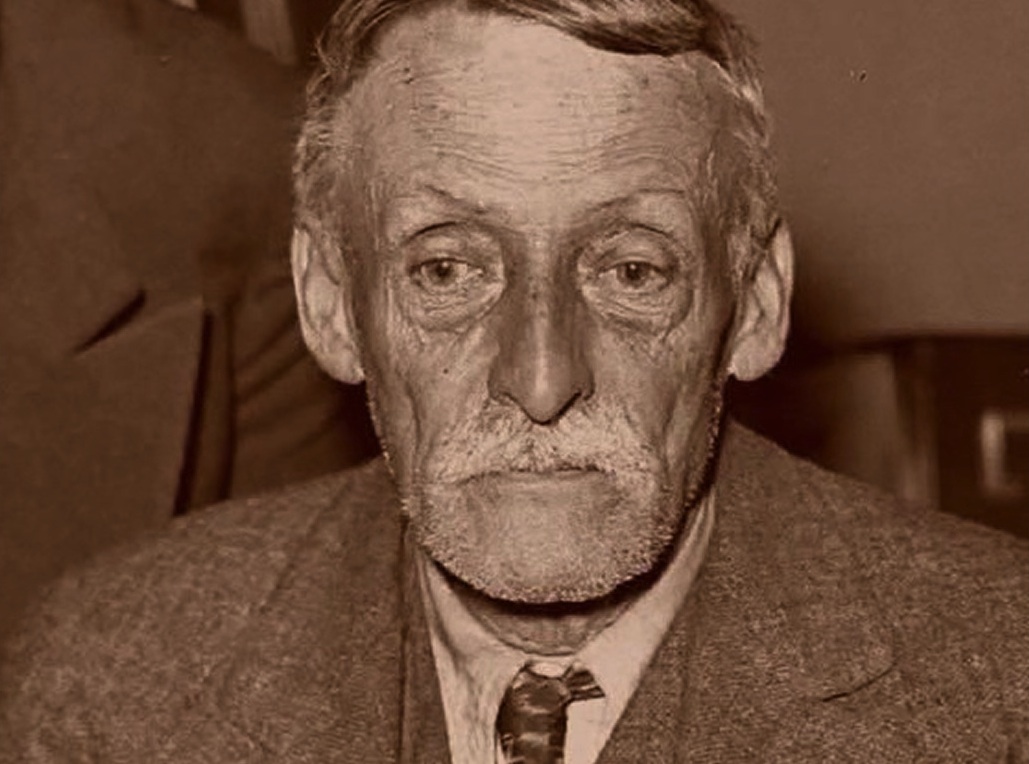 4. Albert Fish
Albert Fish as was nicknamed as Ware wolf of Wysteria. He has killed almost 100 children but the police only have record of 5 murders. This man was insanely brutal. In his statement he stated that he stabbed her son with belt until he started bleeding and then he cut his ears, nose and gouged his eyes, drank his blood, and made a stew out of him.
