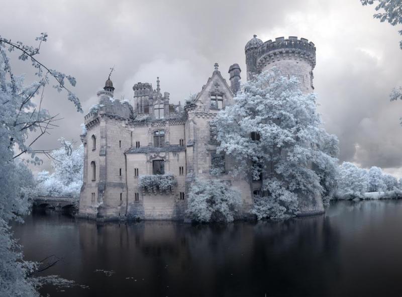 abandoned château france