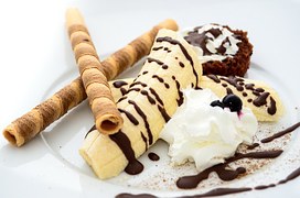 banana dessert with cream