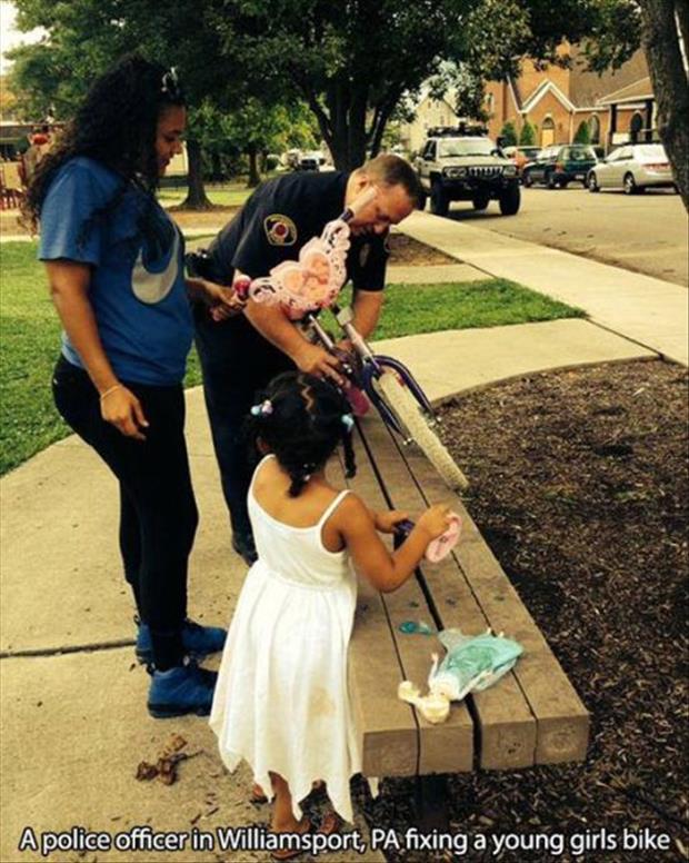 21 Pics Of Good Cops