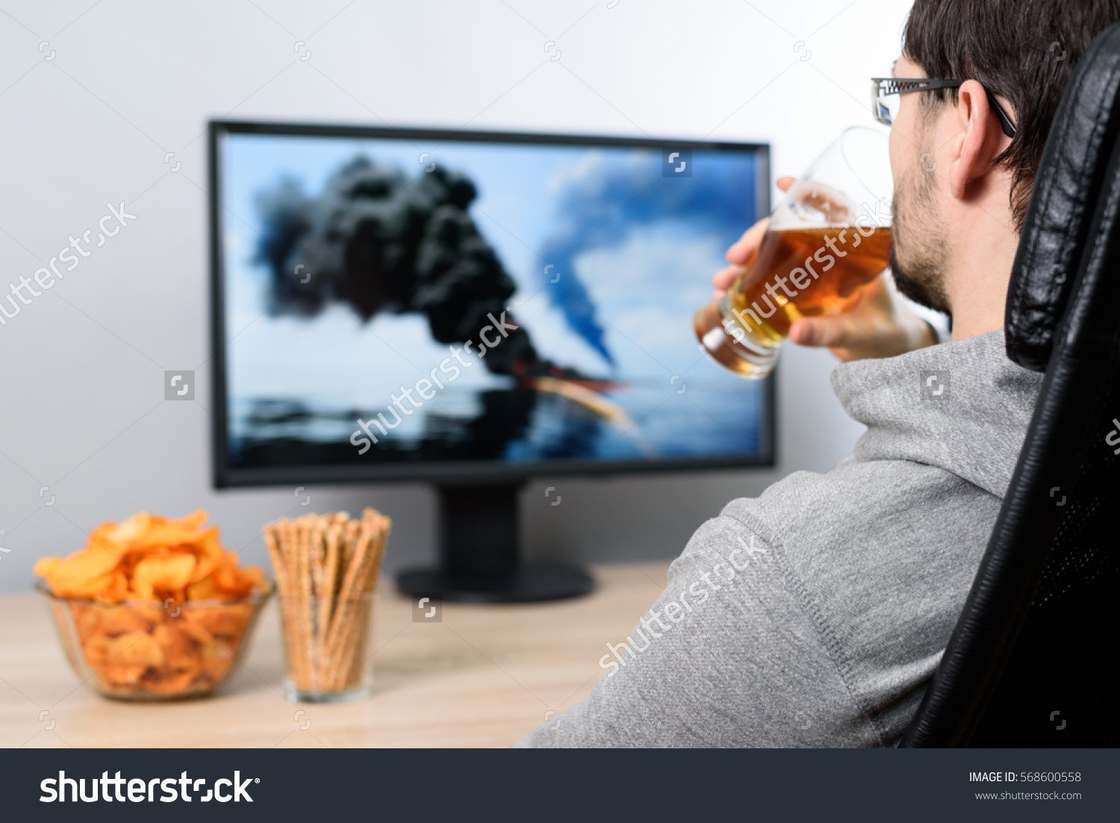 Man eating junk food at the computer