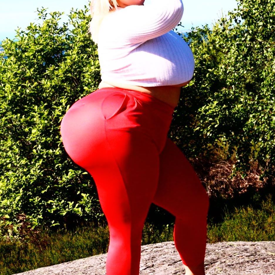 Swedish IG Model Receives Guinness World Record For Her Butt