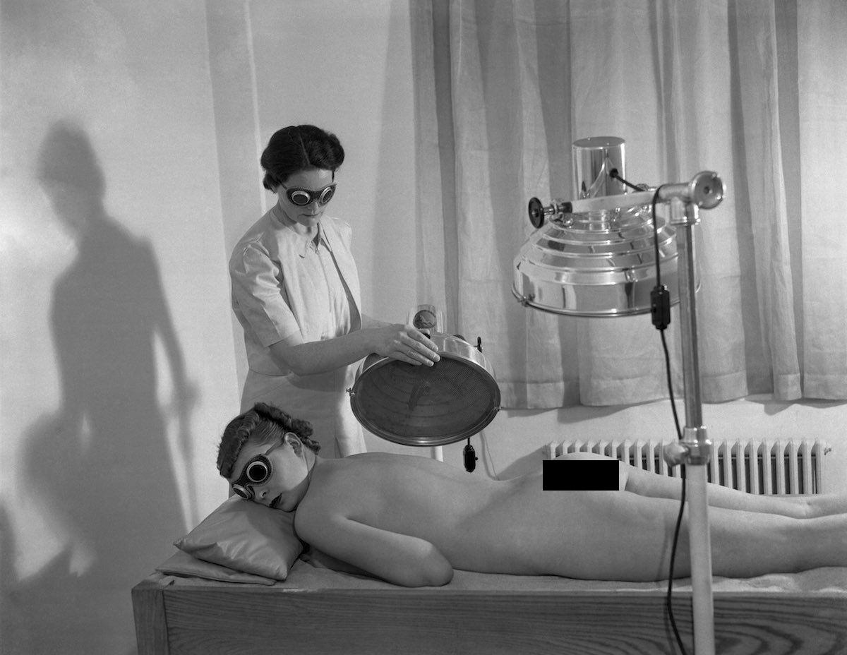 A women prepares for her tanning session in NYC, US in 1930. The crude tanning methods had unforeseen dangers such as skin cancer and even severe burns, with only eyewear to protect any of the patients. Beauty methods for thousands of years often had ways of killing the people using them, from the Egyptians and their soaps and creams to the Chinese and how they changed the shape of their figures to even how royals lightened their skin in Europe hundreds of years ago to this.