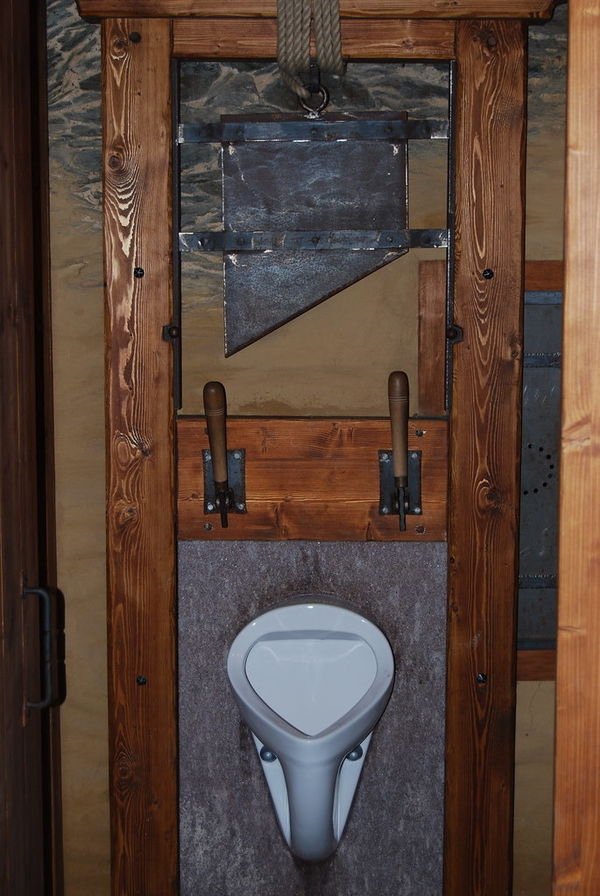 guillotine urinal