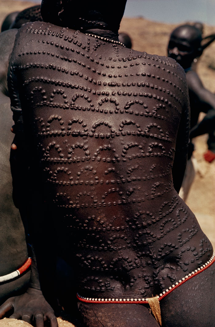 Welts, scars of beauty, pattern the entire back of a Nuba woman in Sudan, 1966Image source: Horst Luz