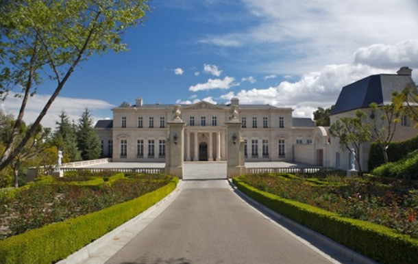 Maria Careys Beverly Hills crib is yet another expensive mansion modeled after the Palace of Versailles with 41,000 sq feet of spas, gardens, and pavilions.

Pricetag: $125 million