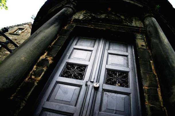 Mackenzie Poltergeist in Greyfriars
The Mackenzie Poltergeist is one of the most famous attractions when taking the City of the Dead tour within the Greyfriars Kirkyard in Edinburgh as people who join the tour experience bruises, scratches, and some even faint as they enter and see the Black Mausoleum where Sir George Mackenzie lies. Is it all for show? Maybe there’s only one way to find out…