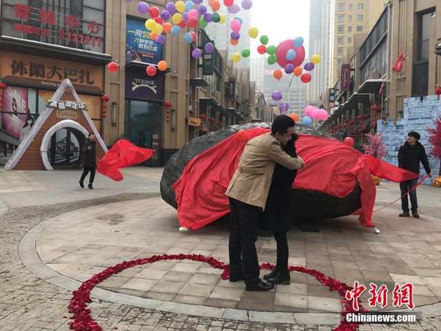 He asked the young man to go to see the meteor with his girlfriend, where she earned her admiration, and here began planning to buy the rock from its owner in exchange for more than one million yuan, and then used when asked for her hand.
