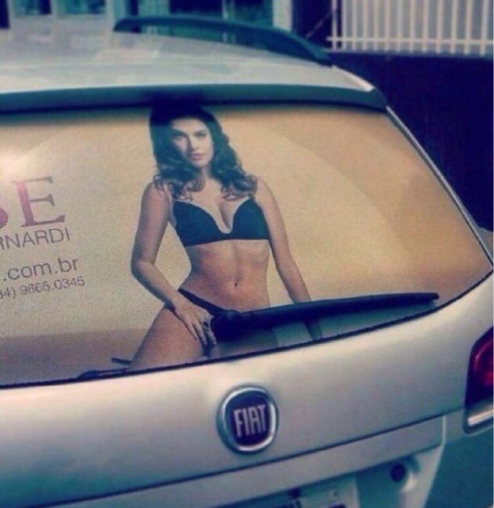 Image on the back window of a Fiat that has the single-wiper in the worst location.