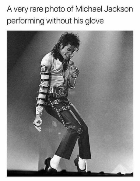 A very rare photo of Michael Jackson performing without his glove