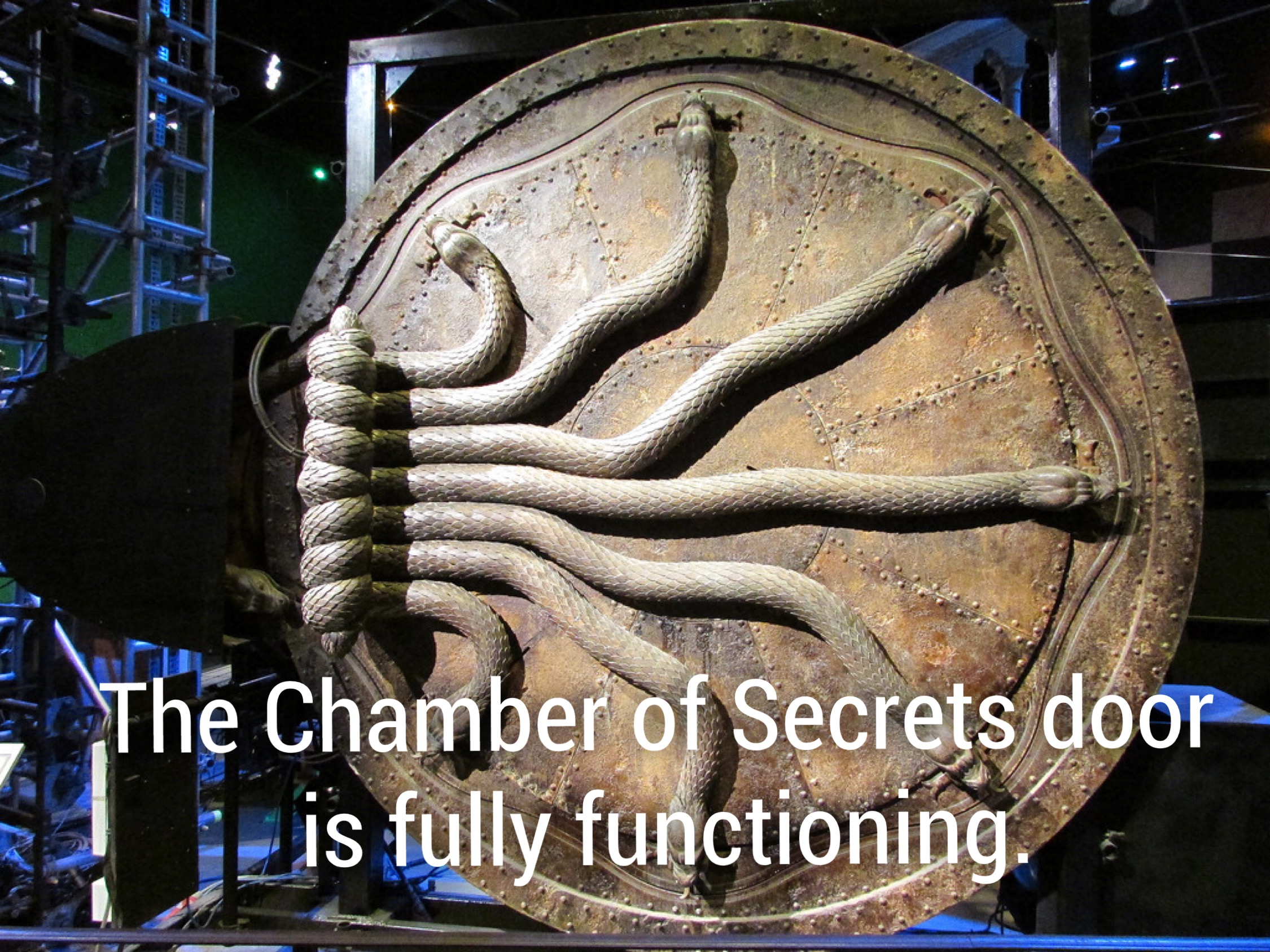 harry potter museum - Lu Chamber of Secrets door Lis fully functioning.