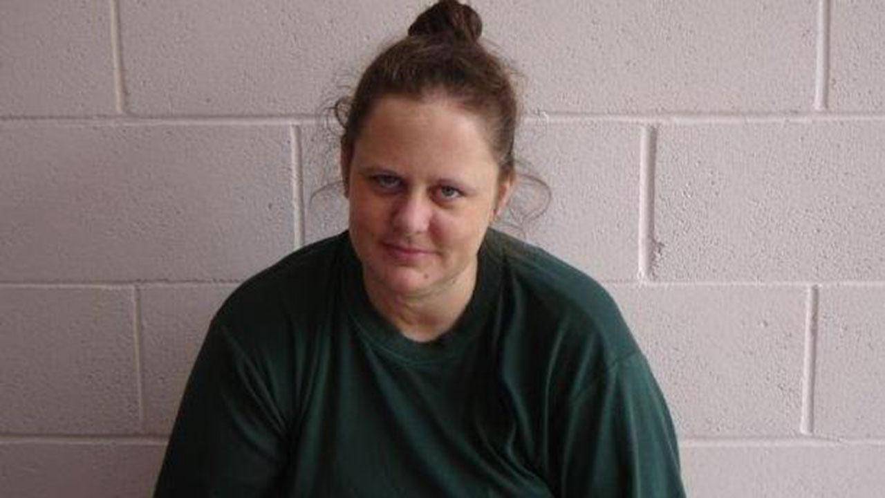 7. Rebecca Butterfield, Australia - Rebecca Butterfield’s first period of jail time came in 1996 when she was convicted by an Australian court of drug offenses, unlawful entry and malicious damage. But her crimes started to spiral out of control in 2000 when she was jailed again for stabbing a neighbor who had apparently been trying to stop her from self-harming. During her three-year sentence for that crime, she attacked another prisoner, Bluce Lim Ward, inflicting 33 stab wounds.