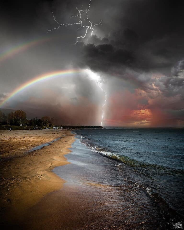 funny pics - lightning on beach