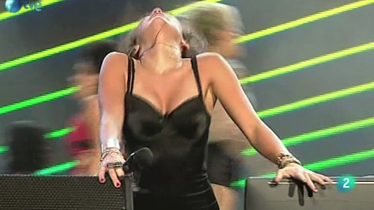 Miley Cyrus Too Hot for 17 Tour In Rio