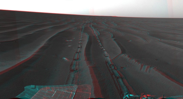 Incredible anaglyph of Curiosity's tracks taken on Mars by NASA