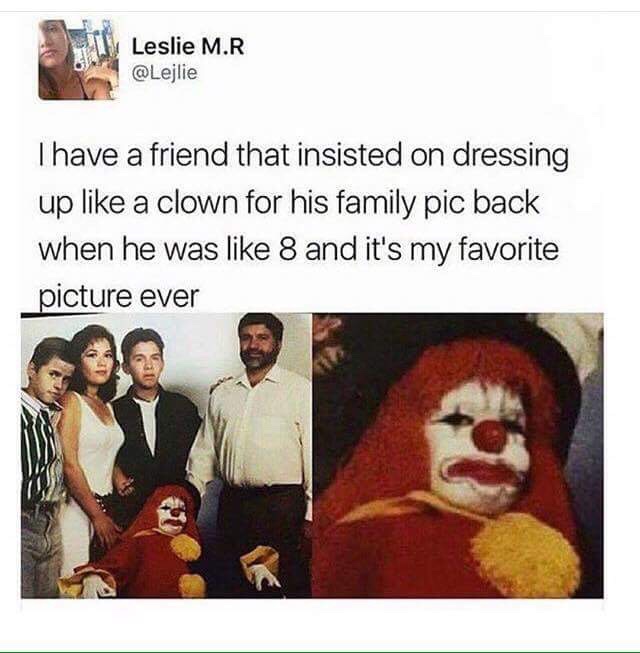 memes - family photo with clown kid - Leslie M.R Thave a friend that insisted on dressing up a clown for his family pic back when he was 8 and it's my favorite picture ever