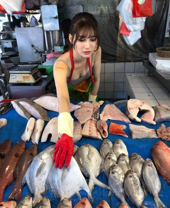 Taiwanese Model Goes Viral After Helping Struggling Mother Sell Fish (12 Photos)